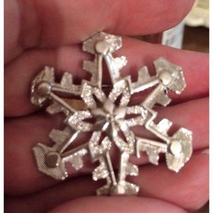 Vintage Sarah Coventry Pin Silver Christmas Winter Snowflake Scarf Brooch Retro
